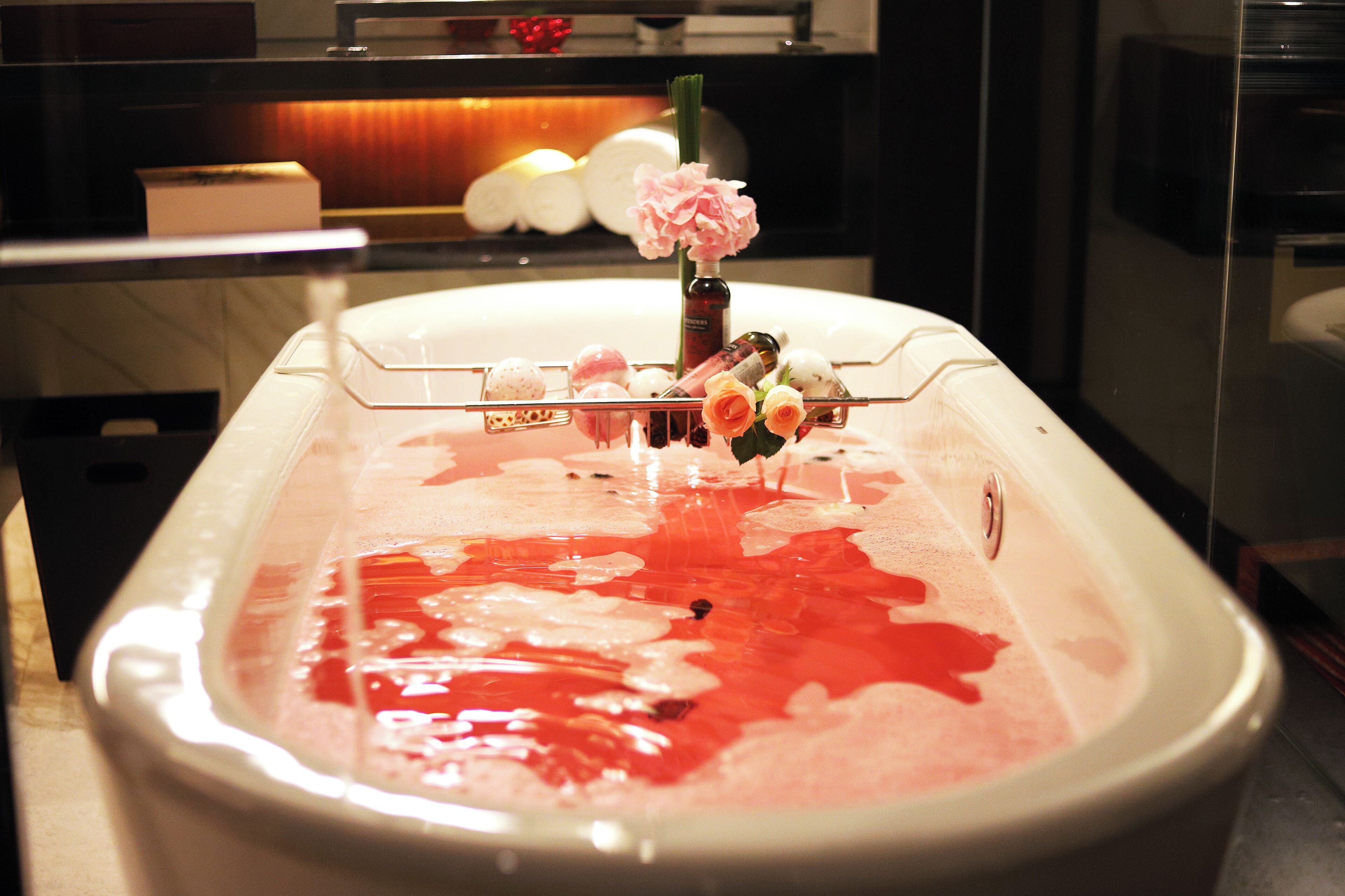 club room, 1 king bed | bathroom | combined shower/bathtub, deep-soaking bathtub, rainfall showerhead