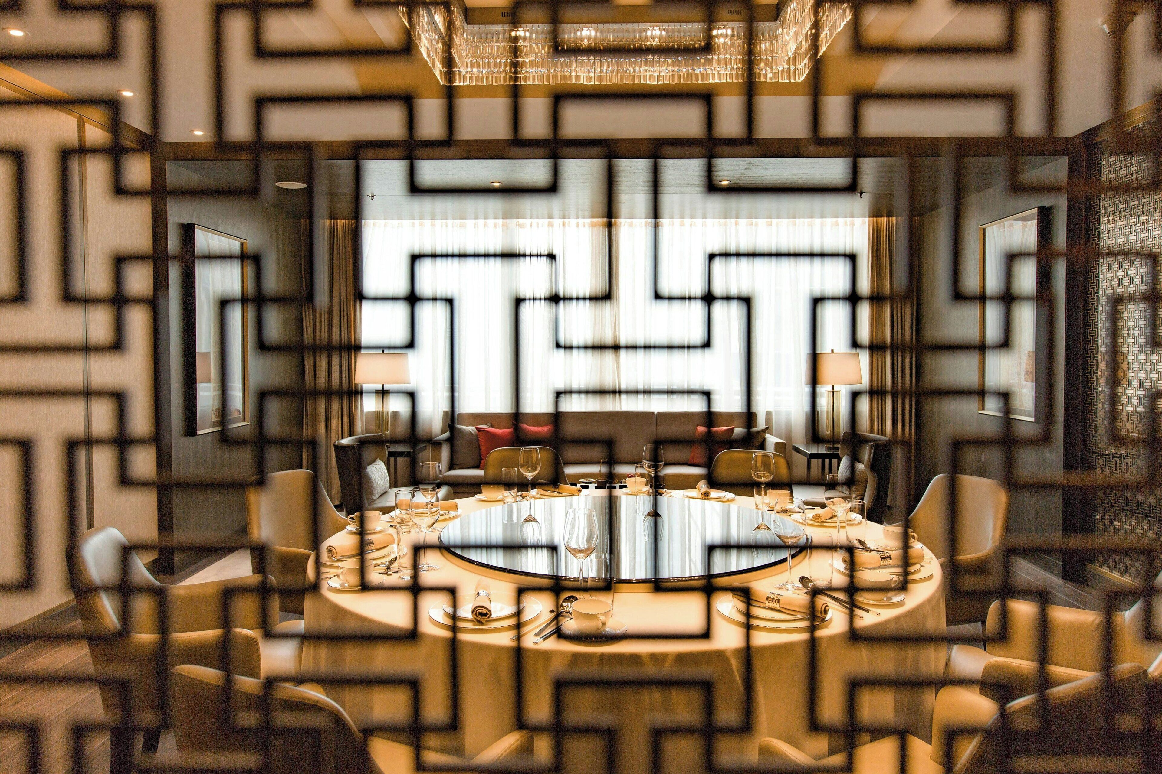 3 restaurants, breakfast, lunch, dinner served; international cuisine