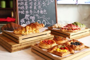 Daily buffet breakfast (CNY 227 per person) - Renaissance Beijing Capital Hotel (Beijing)