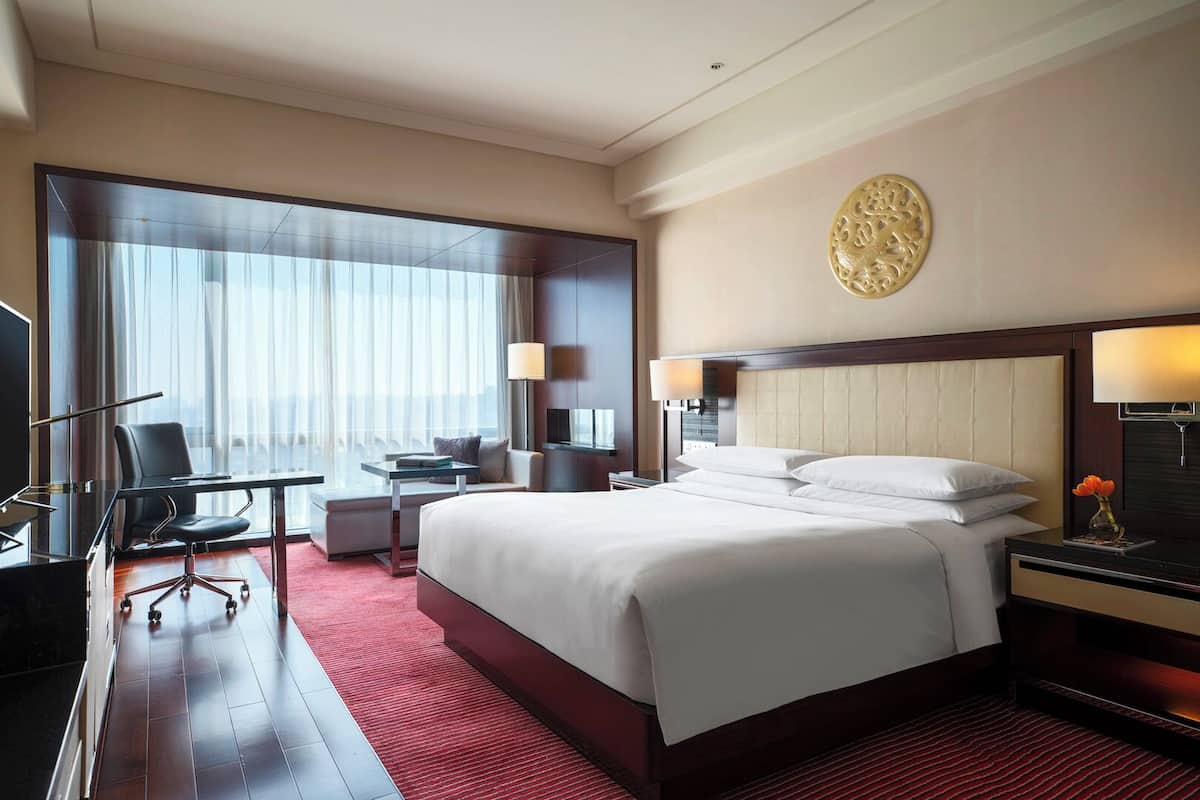Club Room, 1 King Bed | Premium bedding, minibar, in-room safe, desk