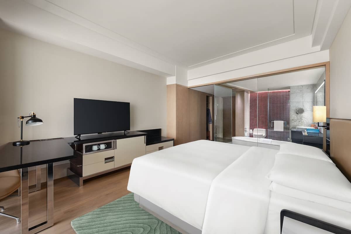 Hochwertige Bettwaren, Minibar, Zimmersafe, Schreibtisch