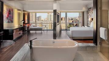 Suite Junior, 1 trĂšs grand lit | Salle de bain | Ensemble douche/baignoire, baignoire relaxante profonde