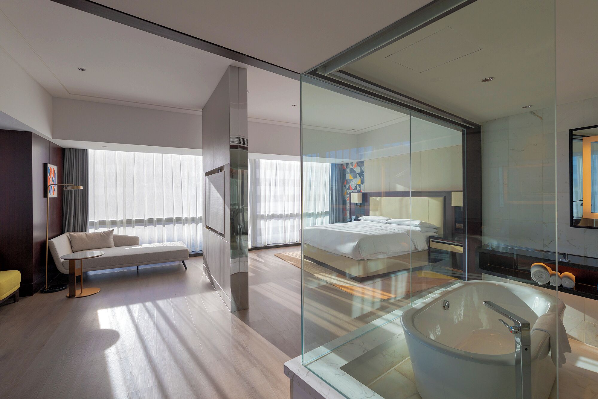 executive suite, 1 king bed | bathroom | combined shower/bathtub, deep-soaking bathtub, rainfall showerhead