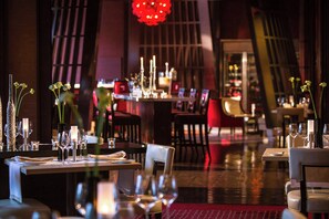 3 restaurants, breakfast, lunch, dinner served; international cuisine