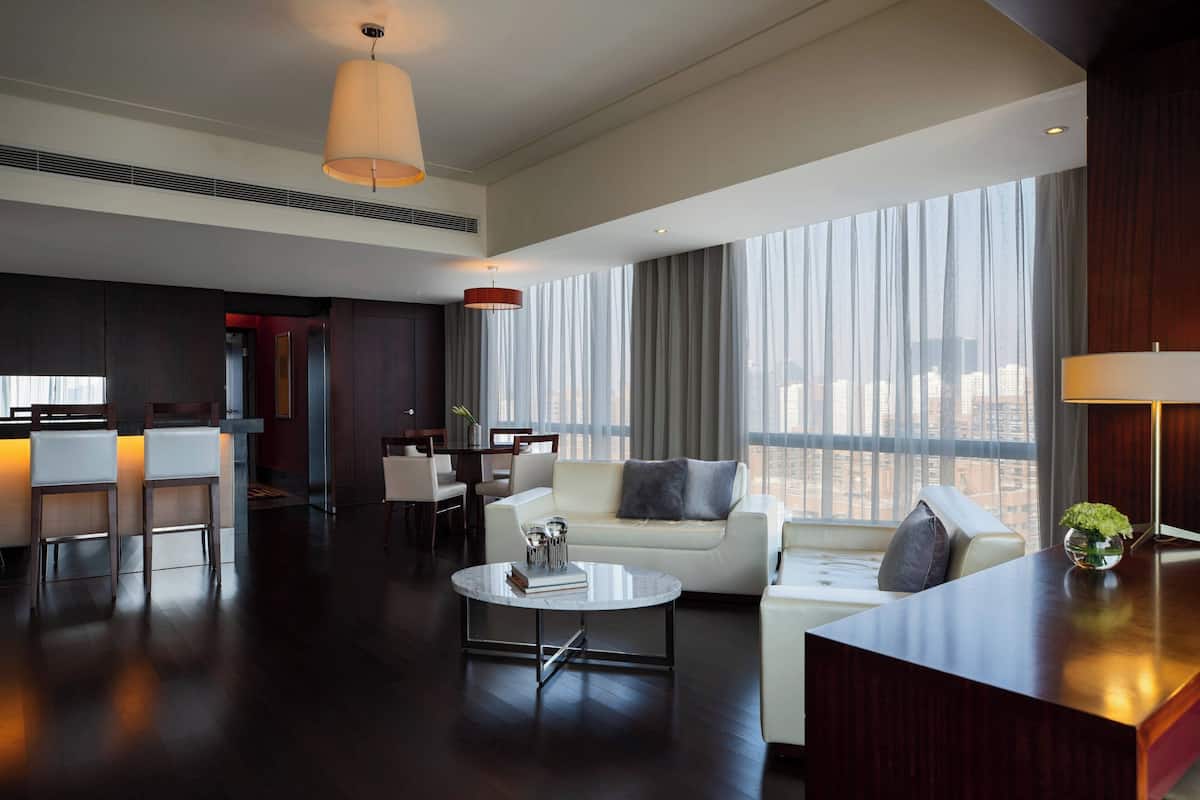 Executive Suite, 1 King Bed | Living room