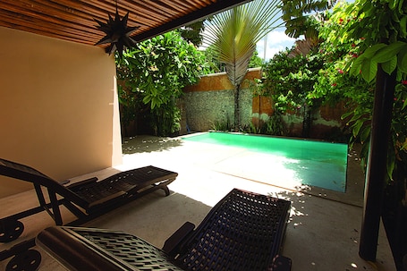 Una piscina al aire libre. Hotel Boutique Casa San Angel