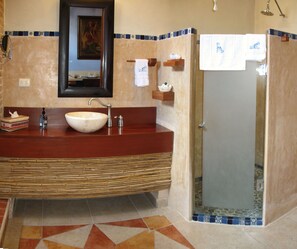 Suite junior, 1 cama de matrimonio | Baño | Ducha, artículos de higiene personal gratuitos y secador de pelo