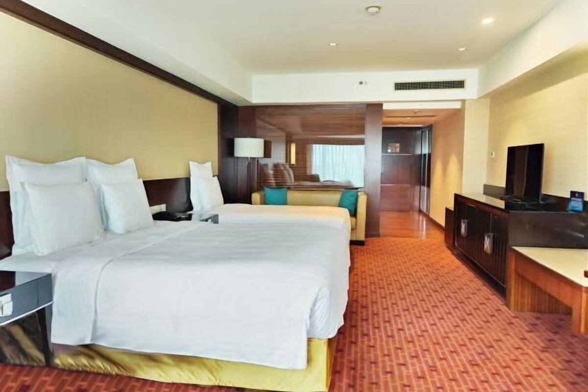 Premium bedding, down comforters, minibar, in-room safe