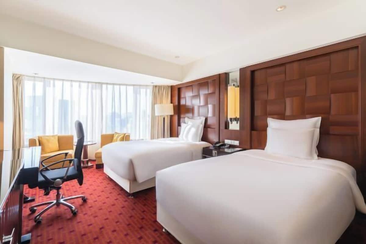 Premium bedding, down comforters, minibar, in-room safe