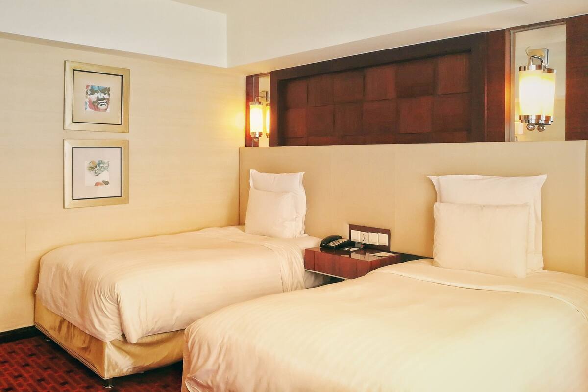 Premium bedding, down comforters, minibar, in-room safe
