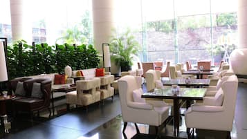 Daily buffet breakfast (CNY 128 per person)