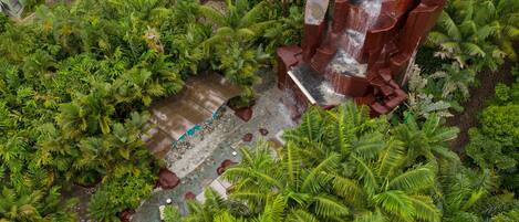 10 indoor pools, 15 outdoor pools, sun loungers