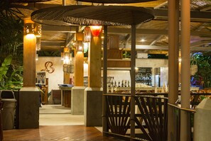 2 间餐厅，供应早餐、午餐和晚餐，国际美食