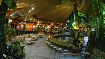 5 bars/lounges, swim-up bar, poolside bar