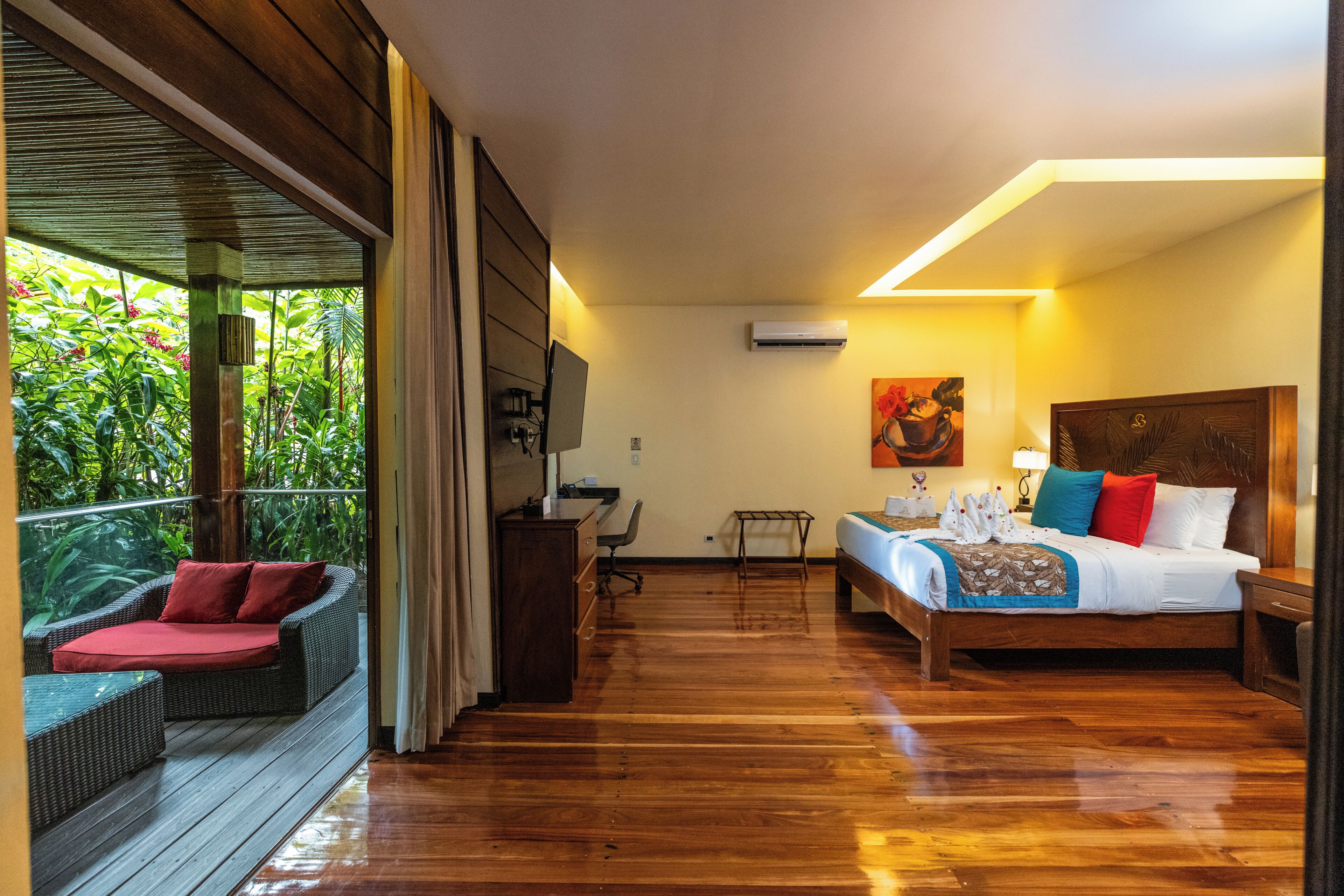 Junior Suite | Memory foam beds, minibar, in-room safe, iron/ironing board
