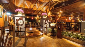 2 restaurants; breakfast, lunch, and dinner served