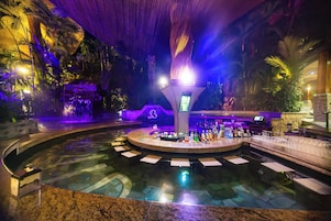 5 bares, bar en la piscina, bar junto a la piscina