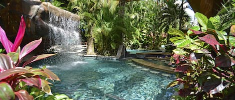 10 piscinas techadas, 15 piscinas al aire libre