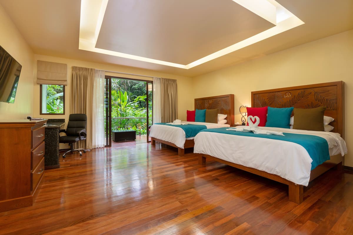 Family Junior Suite | Camas con efecto memoria, minibar y caja de seguridad en la habitación