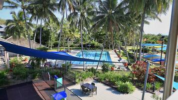 2 outdoor pools