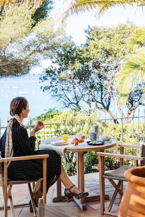 Daily buffet breakfast (EUR 33 per person)