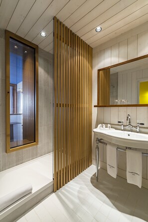 Ducha del cuarto de baño