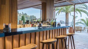 3 bars/lounges, een poolbar, een strandbar