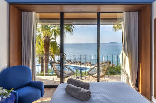 Camera, balcone, vista mare | Biancheria da letto di alta qualità, minibar, una cassaforte in camera