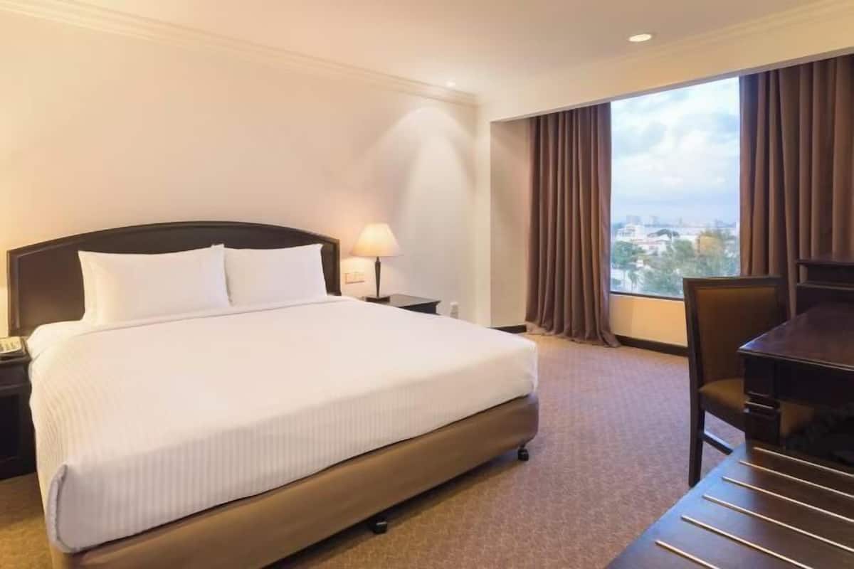 1 bedroom, in-room safe, desk, blackout curtains