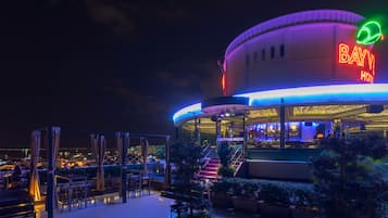 2 bars, lounge dans le hall