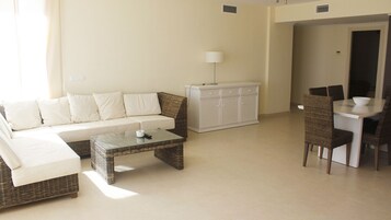 Ático (7 adults) | Sala de estar | Una televisión