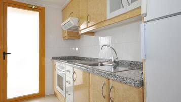 Kühlschrank, Mikrowelle, Wasserkocher mit Kaffee-/Teezubehör, Hochstuhl