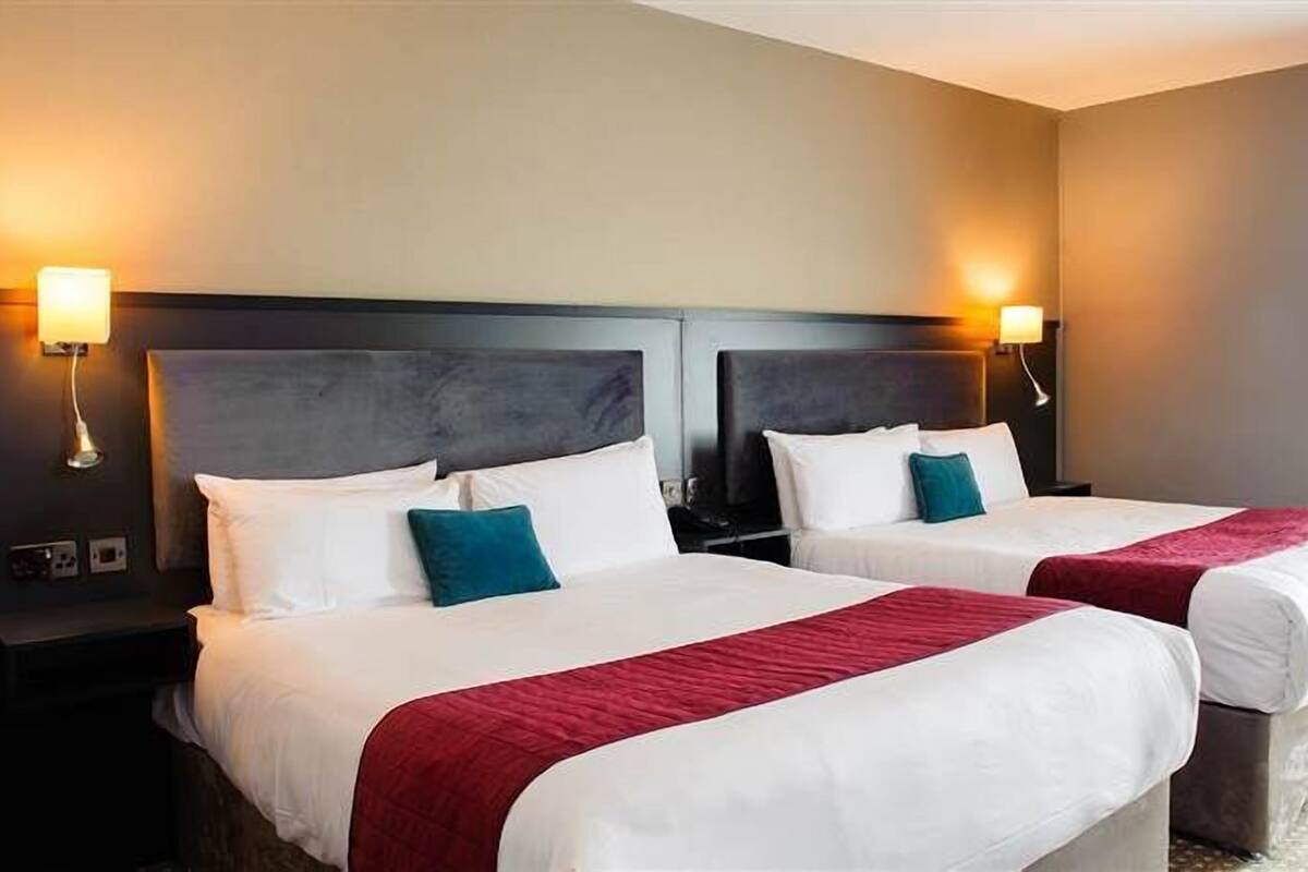 غرفة عادية لاثنين | خزنة داخل الغرفة ومكتب وواي فاي مجانًا وملاءات أسرّة