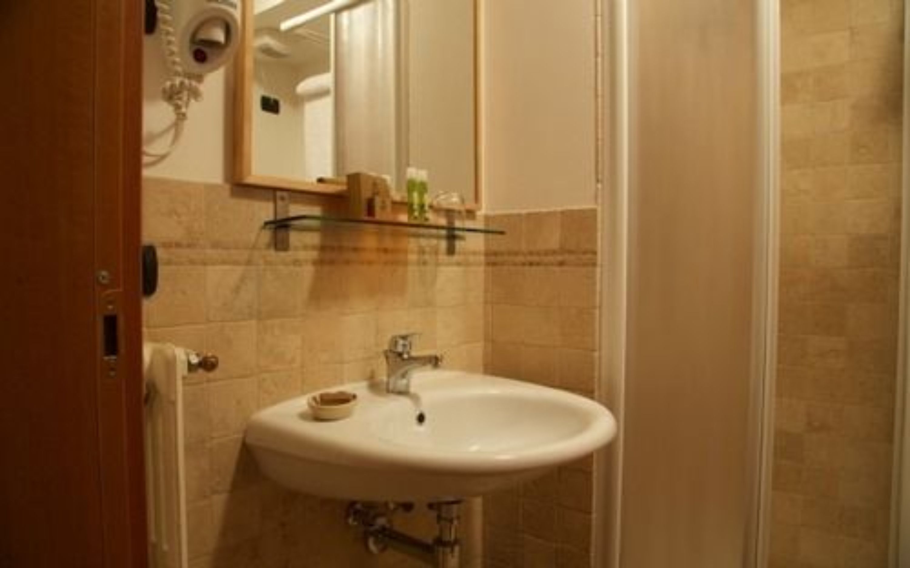 economy double room | bathroom | shower, free toiletries, hair dryer, bidet