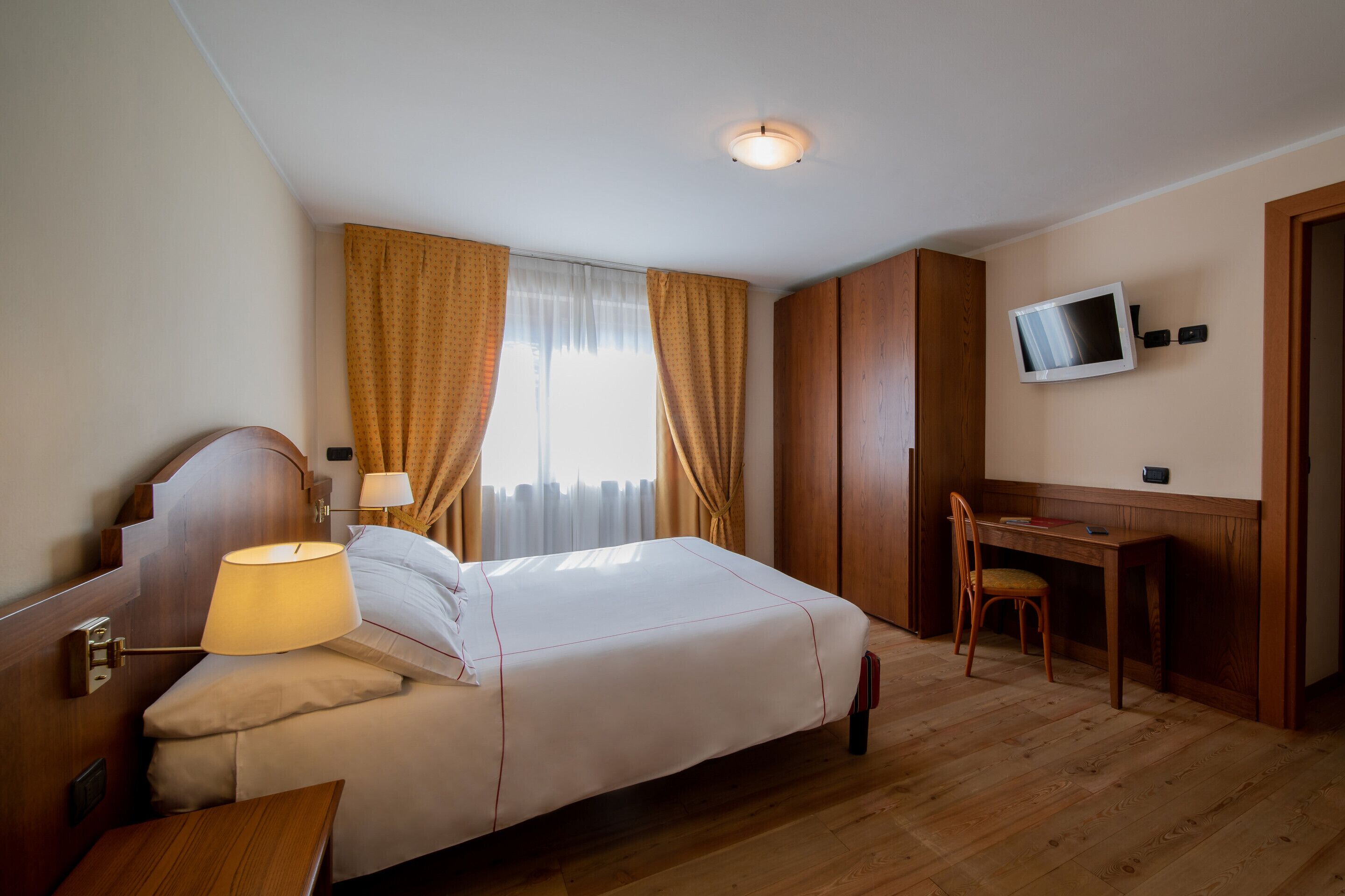 quadruple room | down duvets, minibar, in-room safe, desk