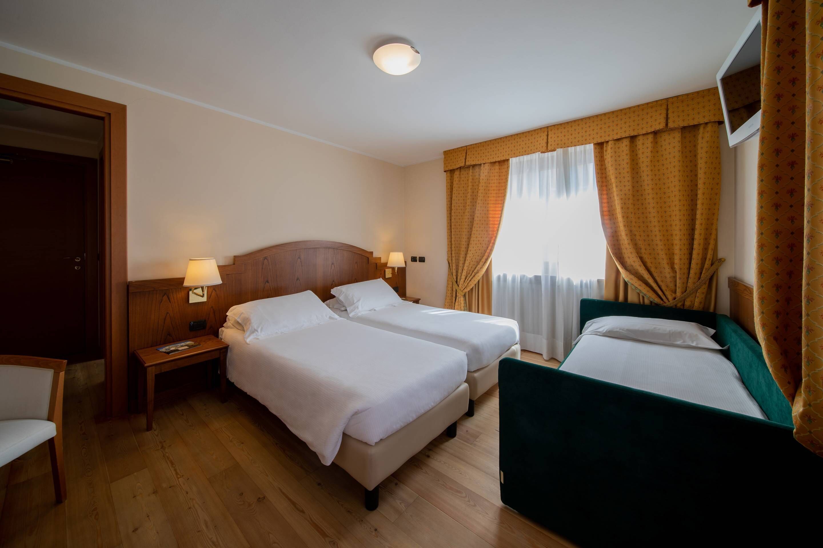 quadruple room | down duvets, minibar, in-room safe, desk