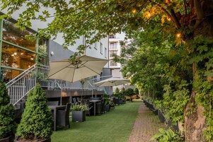 Se sirven almuerzos, cenas y cocina internacional 