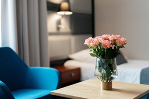 Schreibtisch, Verdunkelungsvorhänge, Bügeleisen/Bügelbrett