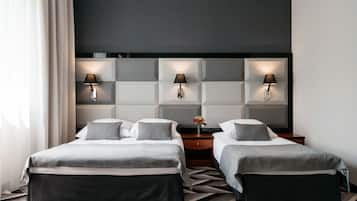 Escritorio, cortinas blackout y tabla de planchar con plancha