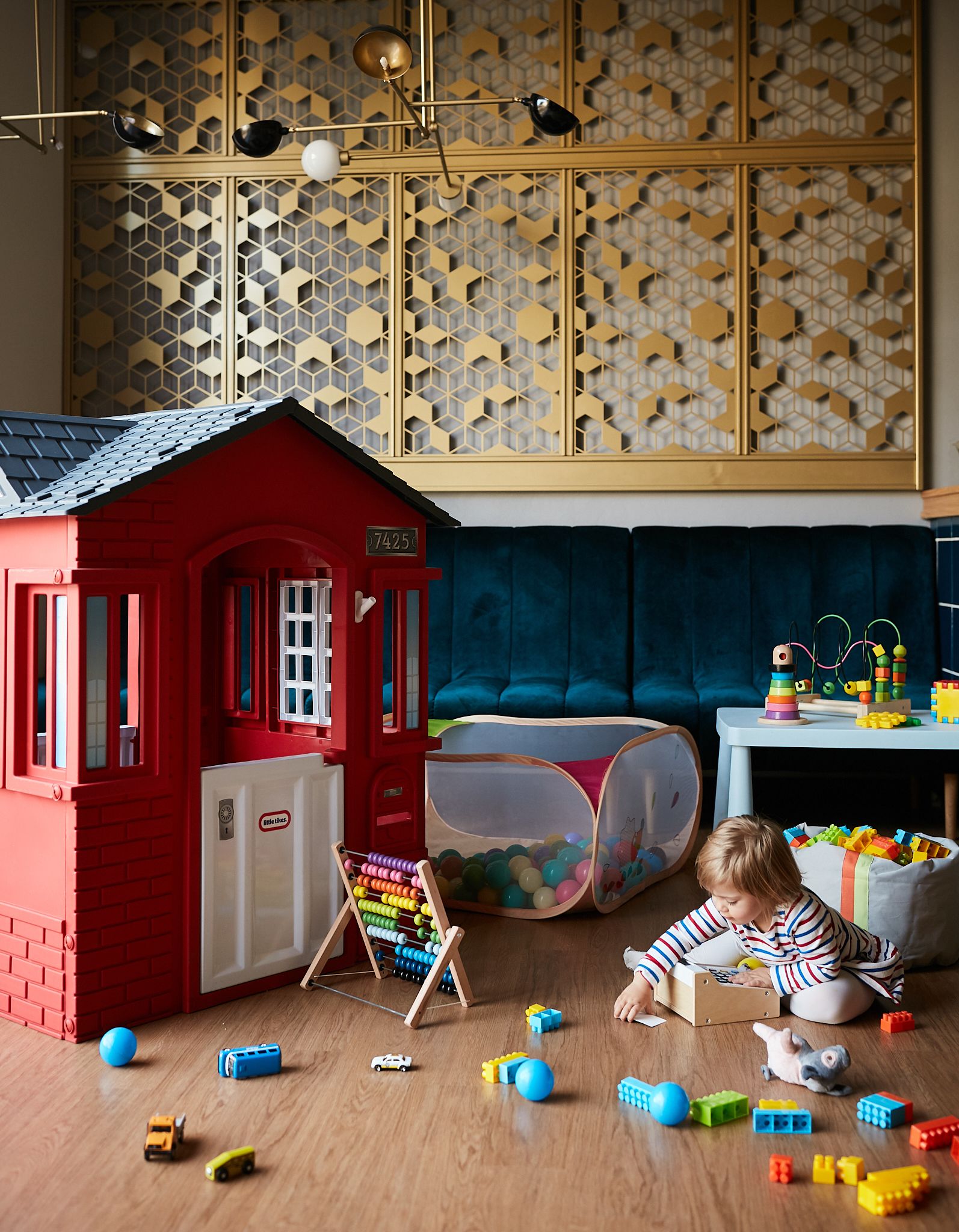 lunch and dinner served, international cuisine