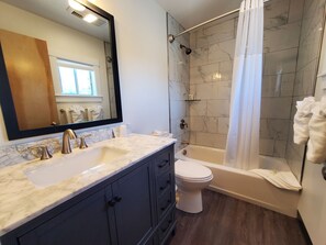 Combined shower/bathtub, eco-friendly toiletries, towels