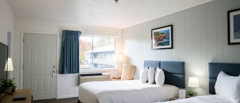 Habitación, 2 camas matrimoniales | Escritorio, cortinas blackout, insonorización y wifi gratis