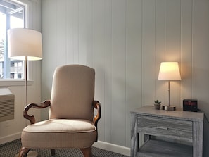 Escritorio, cortinas opacas, sistema de insonorización y wifi gratis