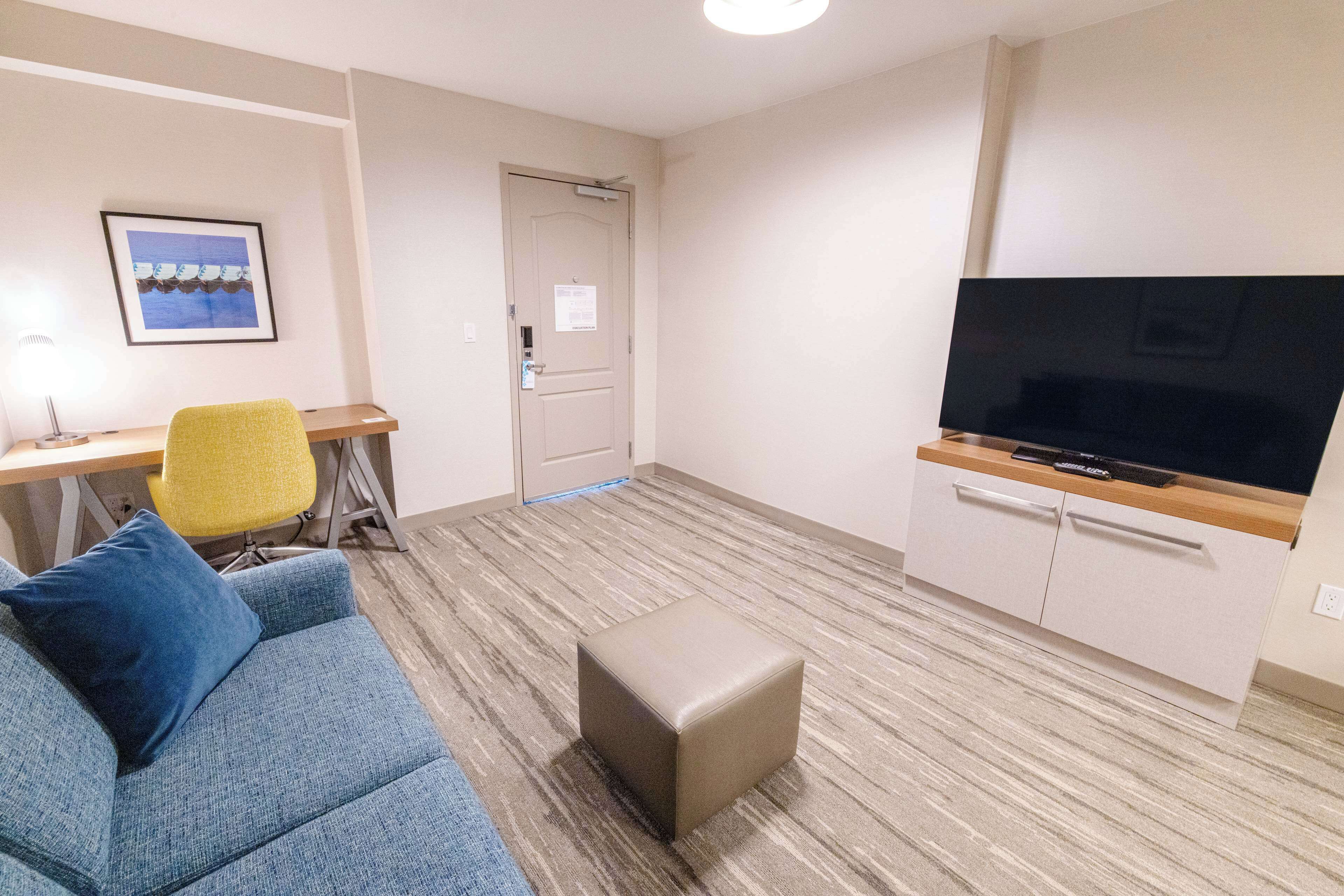 king evolutn jr ste sofabed | living area | 32-inch flat-screen tv with cable channels, tv, pay films