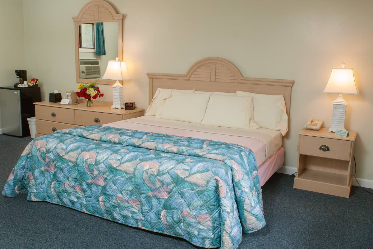 1 King | Iron/ironing board, WiFi (free), bed sheets