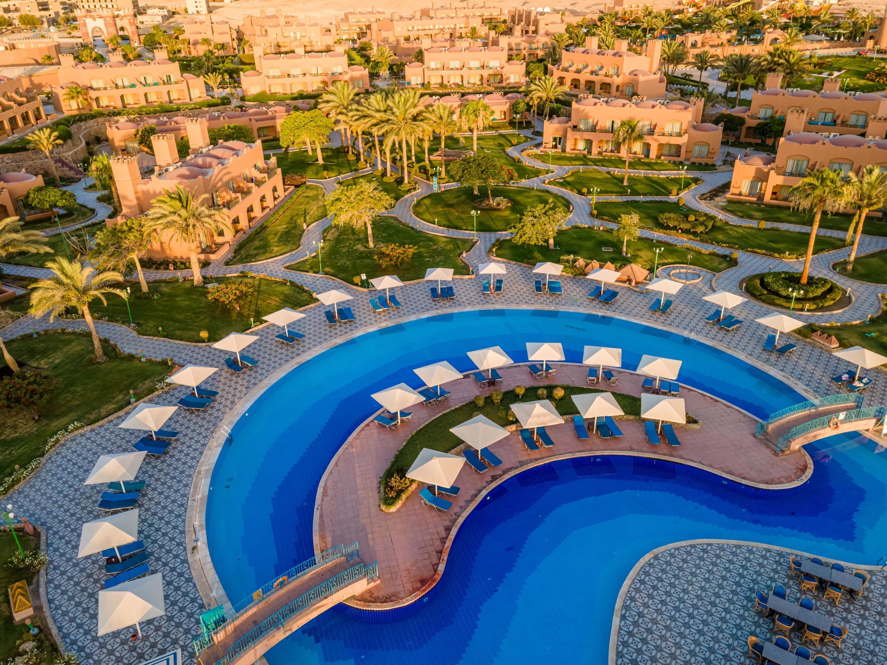 7 outdoor pools, pool loungers