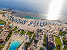 På stranden, gratis transport till/från stranden och solstolar