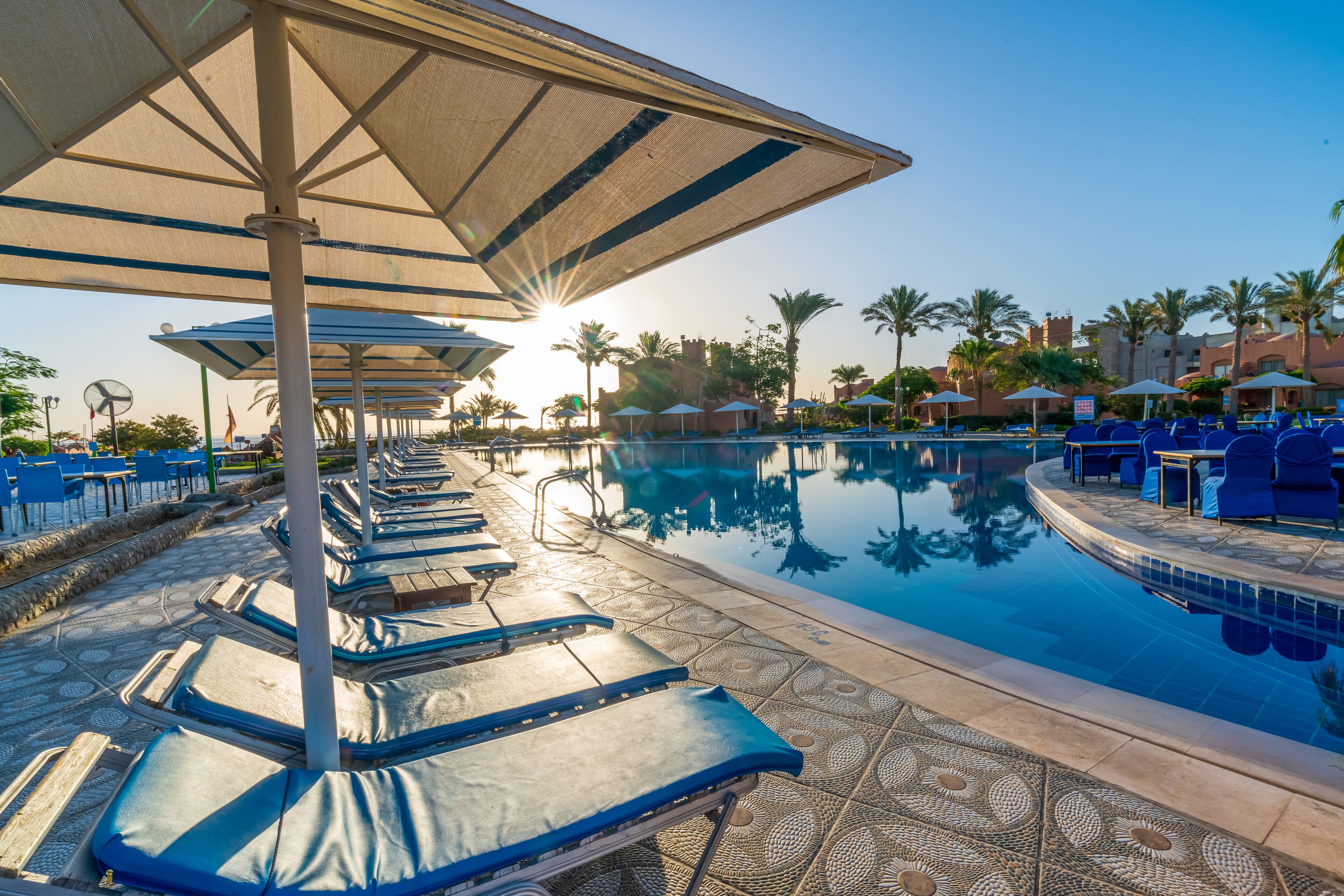 7 outdoor pools, sun loungers