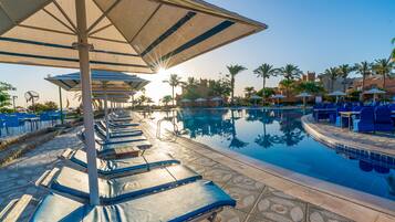 7 piscine all'aperto, lettini