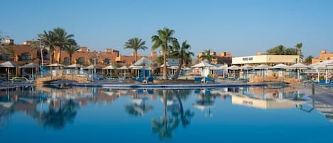 7 outdoor pools, sun loungers